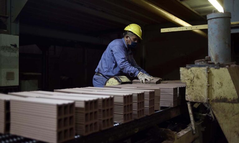 El PBI cayó 5.1% y el desempleo aumento al 7.7%