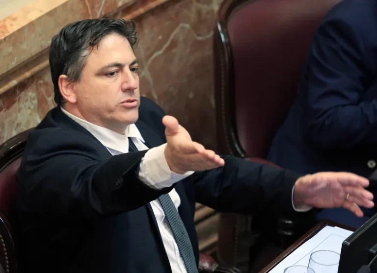 Echaron a Paoltroni del bloque de senadores de LLA