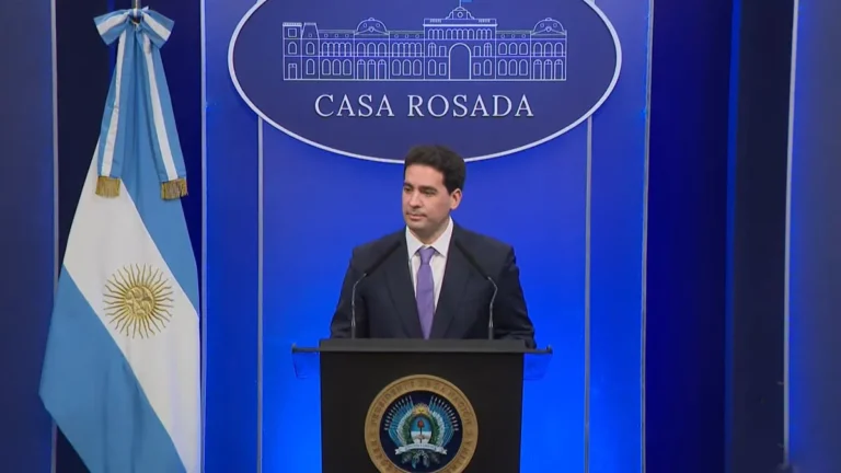 Ravier admitió que retienen el impuesto a la nafta y expuso a Caputo a una causa por malversación de fondos
