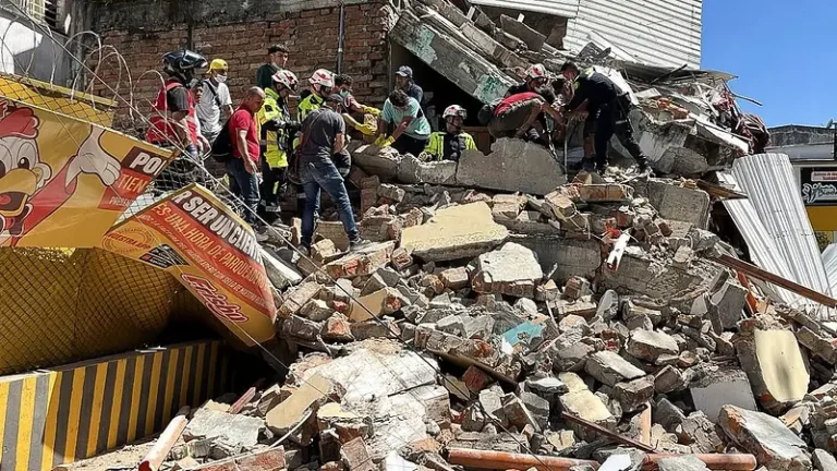 Fuerte sismo en Colombia: reportan 132 muertos y buscan personas entre los escombros