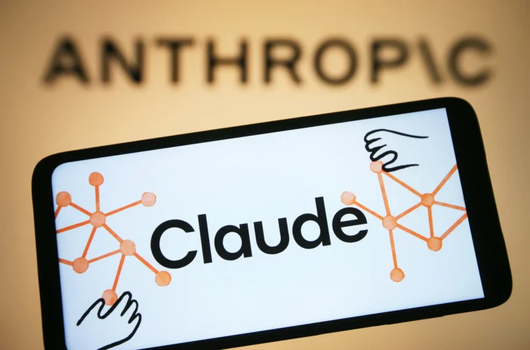 El creador de Claude pide frenar ya la IA porque en seis meses puede tomar el control global de internet