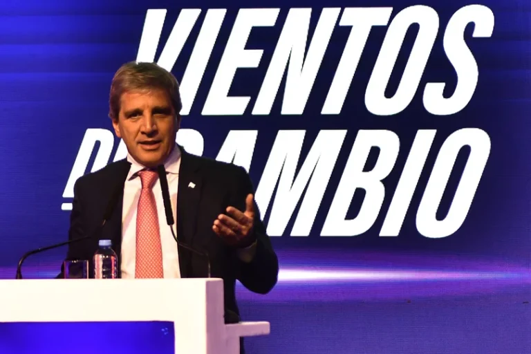 Toto Caputo dice que se «desloma» como Adorni y le pidió «paciencia» a la gente
